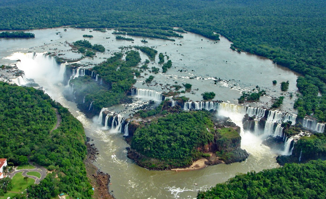 Cataratas: Se triplicó el caudal de las Cataratas y cerraron el Parque Nacional