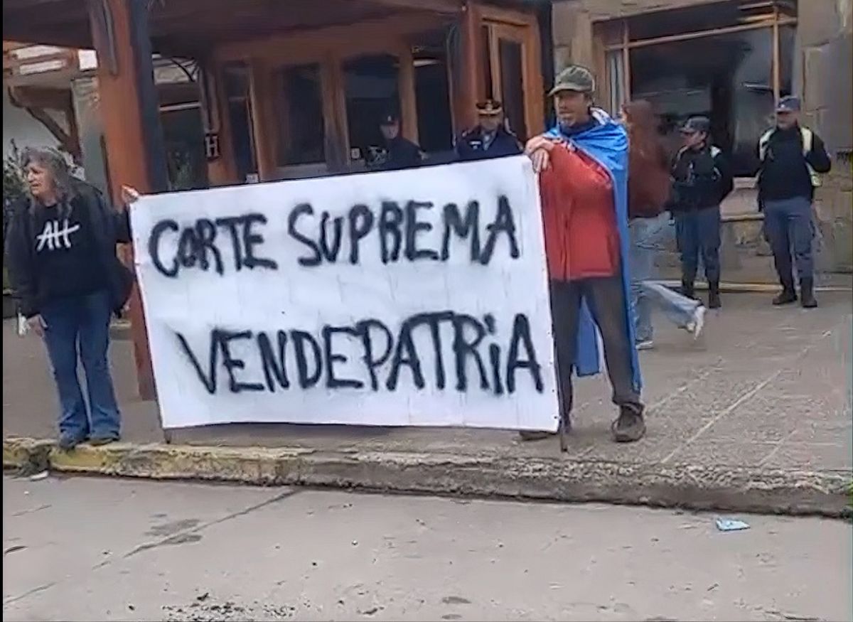 La tierra y nuestros recursos naturales no se venden: escrachan a jueces de Neuquén tras el fallo de la Corte Suprema