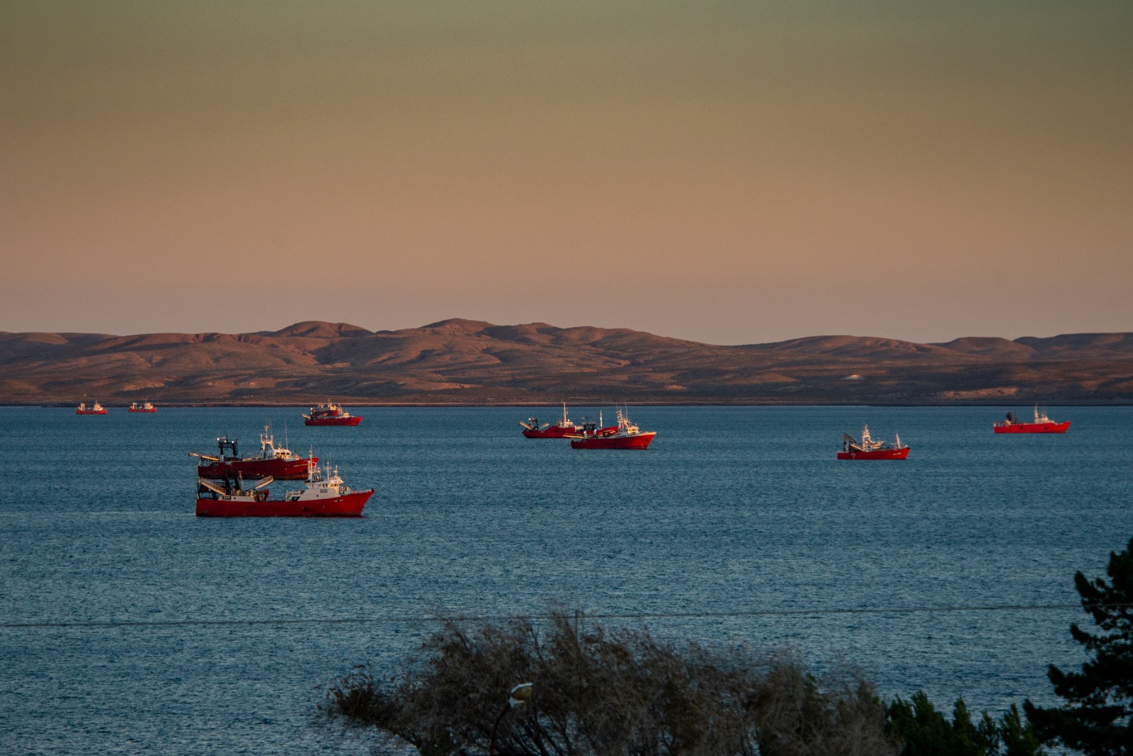 Alerta en Camarones por el avance de la pesca comercial, la contaminación en la playa pública y un modelo de desarrollo sin debate