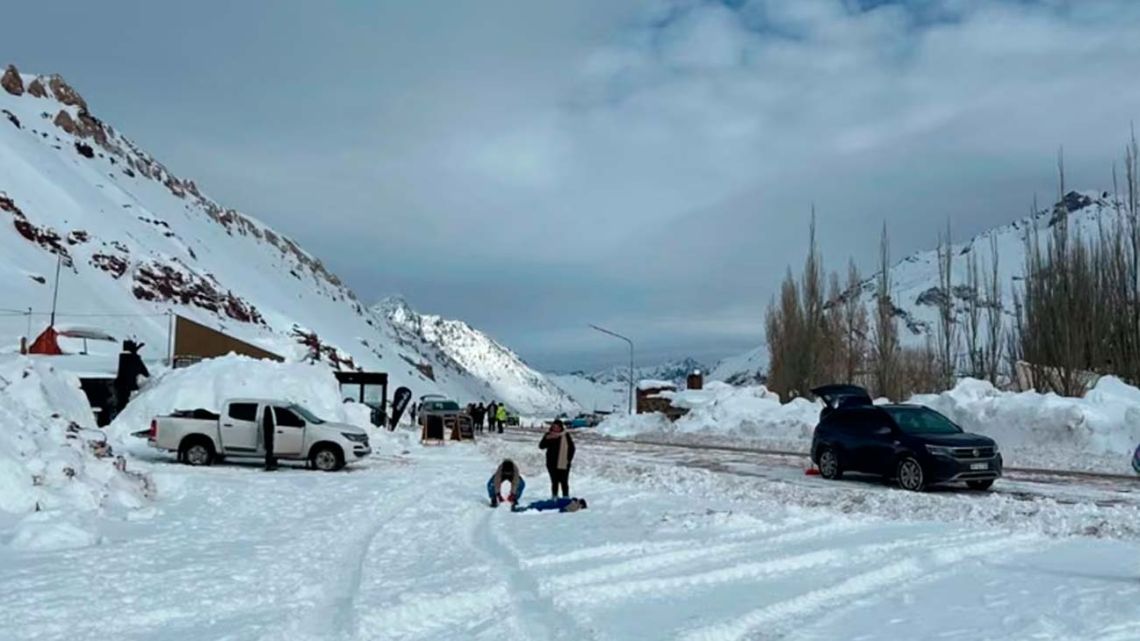 Temporal con nevadas y vientos de 100 km/h cierra el Paso Cristo Redentor en Mendoza, bloqueando rutas 7 y 145 hacia Chile